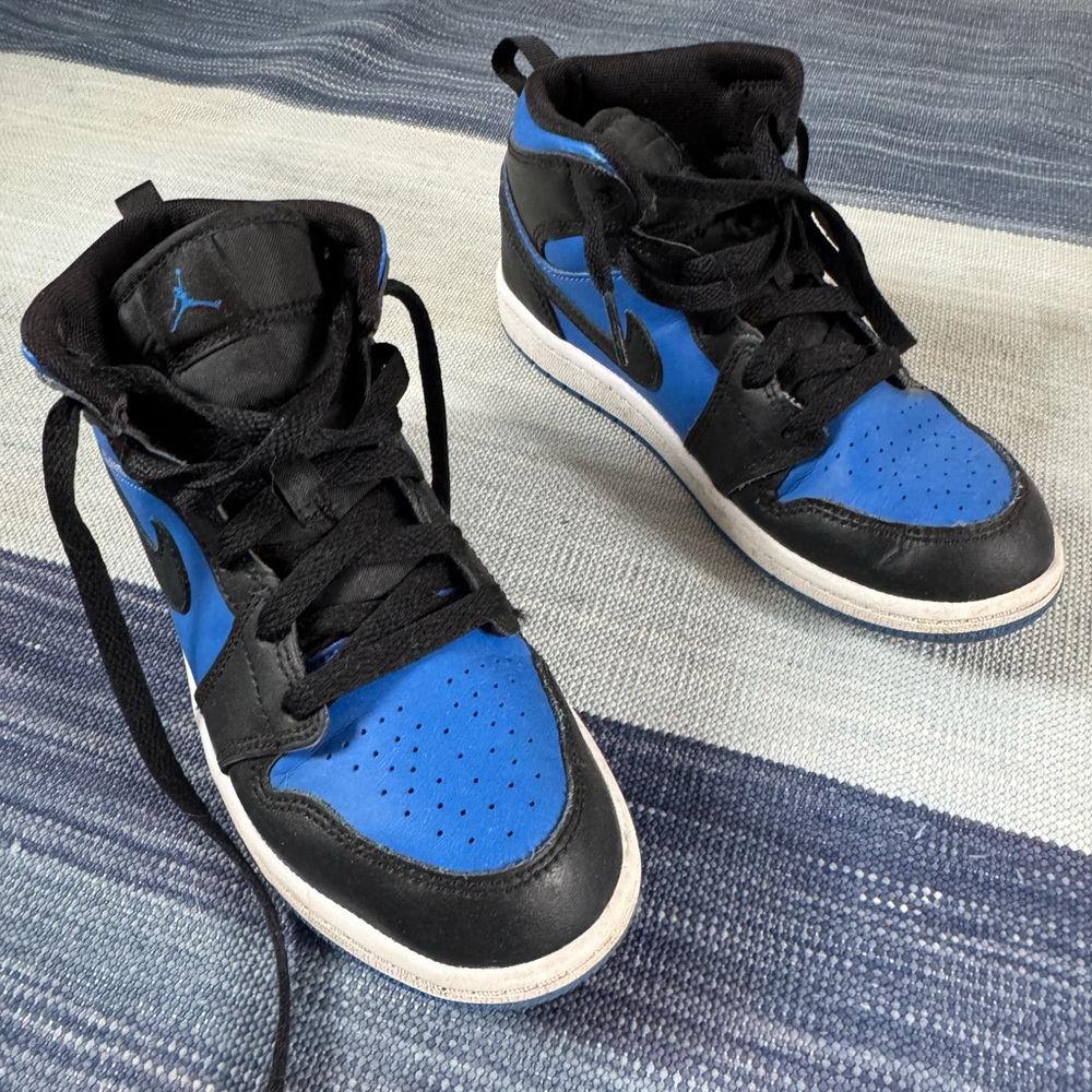 Boys Jordan midtops sz 1.5 in really great condition